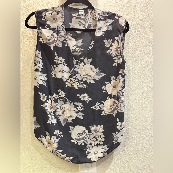 Old Navy Tops - ❤️ BOGO FREE ❤️ Floral Sleeveless Women's Top - Grey and Cream - Old Navy Size S